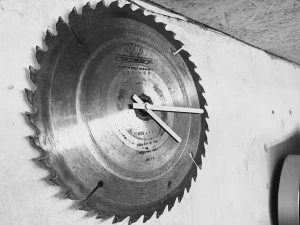 Making a Wall Clock From a Saw Blade