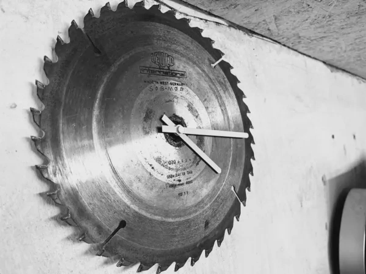 Featured image for Making a Wall Clock From a Saw Blade